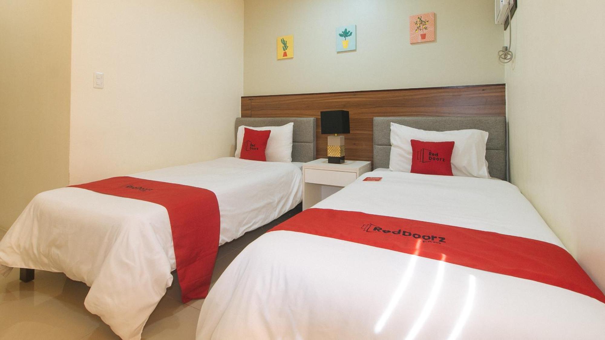 Reddoorz @ Leoncia Apartelle Мандауе-Сіті Екстер'єр фото