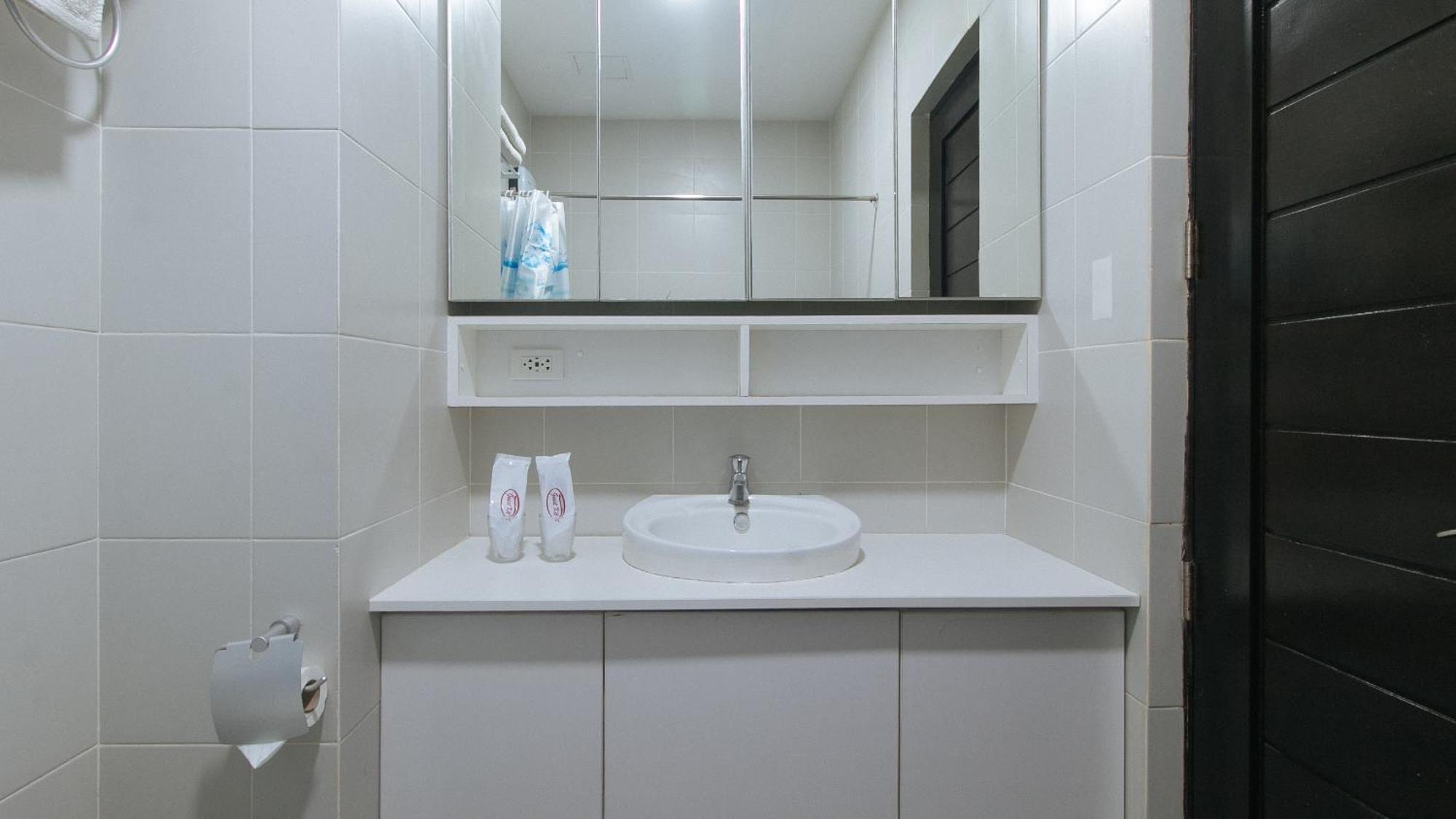 Reddoorz @ Leoncia Apartelle Мандауе-Сіті Екстер'єр фото