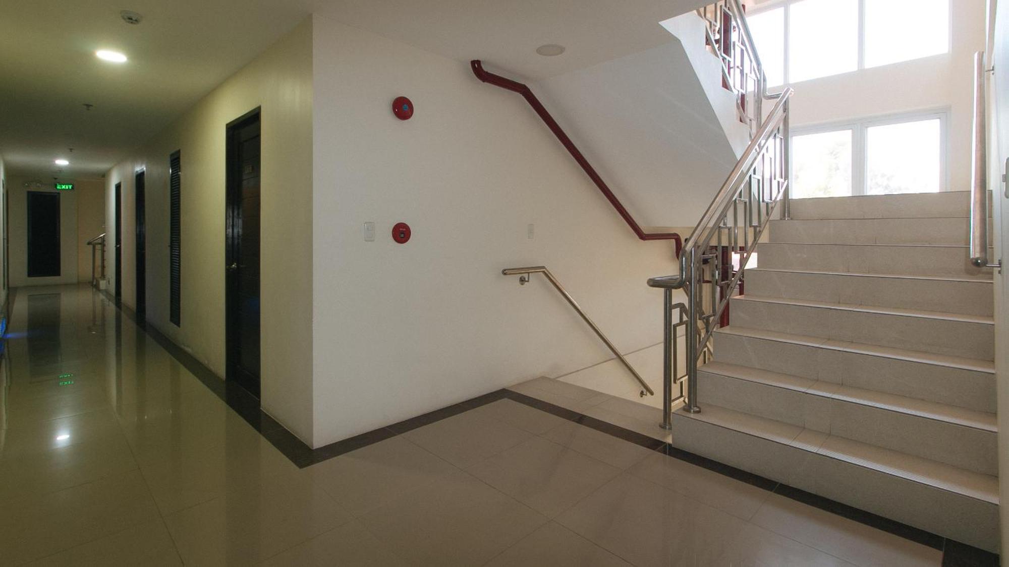 Reddoorz @ Leoncia Apartelle Мандауе-Сіті Екстер'єр фото